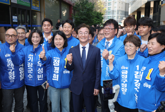 전재수 더불어민주당 국회의원이 2일 오전 부산 동구 해양수산부 임시청사 앞에서 부산시장 선거 출마선언을 한 뒤 거리인사에 나서고 있다. 이재찬 기자 chan@