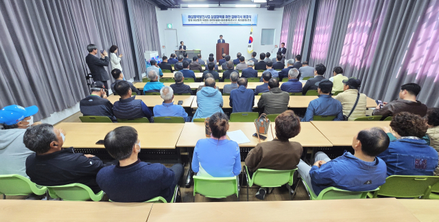 통영해상풍력어업인대책위원회는 2일 통영시립박물관 1층 세미나실에서 미조풍력(주)와 어업인 권익 보호와 상생을 위한 업무협약을 체결했다. 김민진 기자