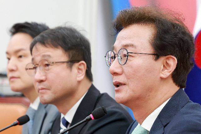 더불어민주당 전재수 의원(오른쪽)이 24일 국회에서 열린 한병도 원내대표(가운데)와의 부산 글로벌허브도시 조성에 관한 특별법안 관련 간담회에 참석해 발언하고 있다. 연합뉴스