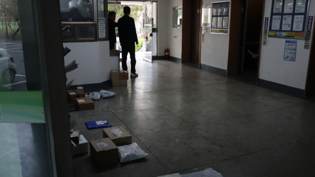 지난달 27일 흉기 살인 사건이 발생한 경남 창원시 성산구 상남동 한 아파트 현관 출입구. 최환석 기자