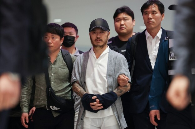 필리핀에서 교민 3명 살해, 탈옥, 국내 마약 유통 등을 일삼으며 '마약왕'으로 불리던 박왕열 씨가 지난 3월 25일 인천국제공항을 통해 국내로 송환되고 있다. 연합뉴스