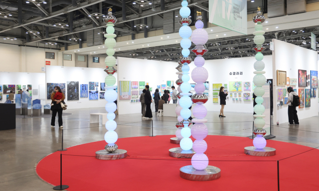 제15회 부산국제화랑아트페어가 2일 부산 해운대구 벡스코에서 개막했다. 이재찬 기자 chan@