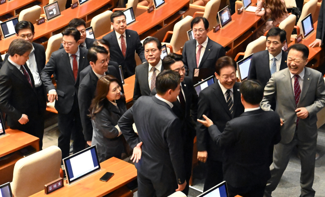 이재명 대통령이 2일 국회에서 2026 추가경정예산안 시정연설을 마친 뒤 국민의힘 의원석으로 향해 의원들과 인사하고 있다. 연합뉴스