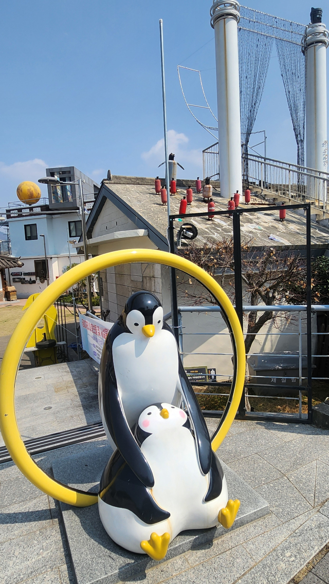 마을 입구 펭귄 조형물