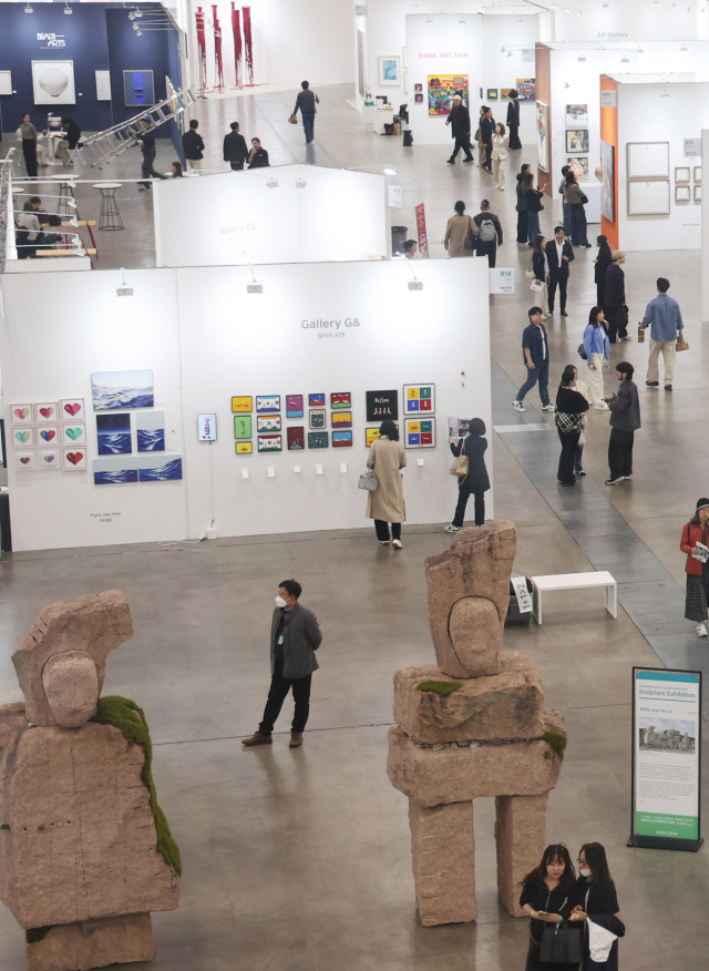 제15회 부산국제화랑아트페어가 2일 부산 해운대구 벡스코에서 개막했다. 5일까지 열리는 이번 행사는 국내외 130여 갤러리가 참여해 4000여 점의 작품이 전시된다. 이재찬 기자 chan@