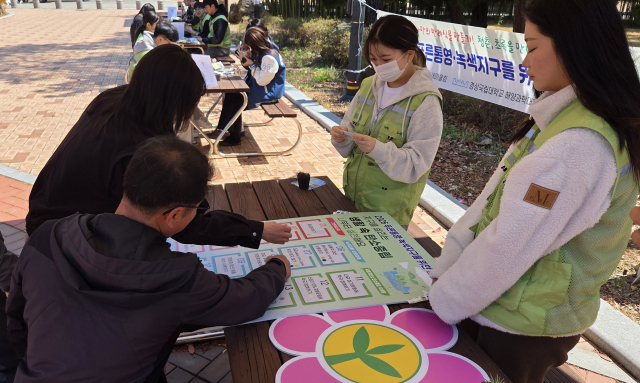 경상국립대학교 해양과학대학 새마을동아리 제15기는 첫 활동으로 2일 학교 기숙사 앞에서 재학생과 시민 100여 명을 대상으로 ‘푸른통영·녹색지구를 위한 생명교실’을 열었다. 사무국 제공