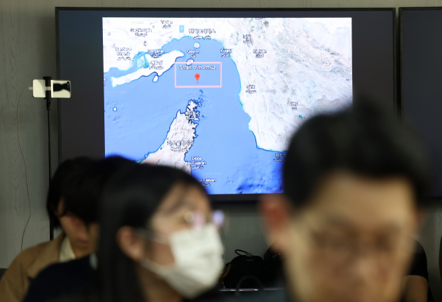 지난 1일 서울 영등포구 서민민생대책위원회에서 열린 이란 전쟁의 진실과 호르무즈해협 봉쇄에 관한 토론회에서 호르무즈해협 지도가 화면에 나오고 있다. 연합뉴스