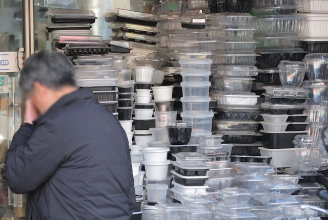 중동전쟁으로 플라스틱과 비닐 등 포장재 원료인 나프타 가격이 상승하는 가운데 서울 중구 방산시장의 포장재 판매 점포를 찾은 한 시민이 제품을 둘러보고 있다. 연합뉴스