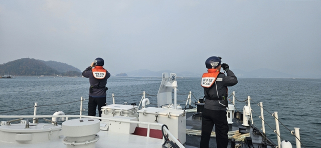 한밤중 통영시 앞바다를 지나던 소형 예인선에서 70대 선원이 실종돼 해양경찰이 수색을 벌이고 있다. 통영해양경찰서 제공