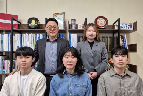 윗 줄 양수철 교수와 천민영 박사과정생, 아래 줄 고현주, 노윤희, 신지승 학부연구생 모습.