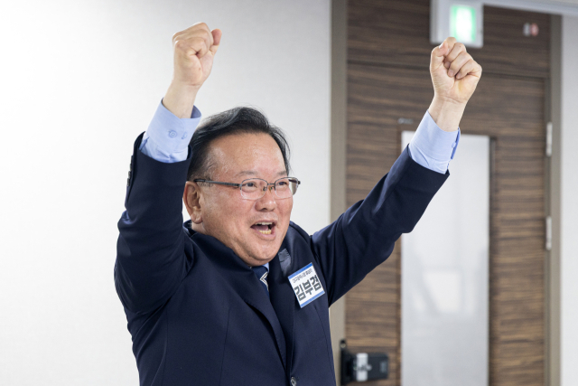 6·3 지방선거 대구시장에 출사표를 던진 김부겸 전 국무총리가 3일 서울 영등포구 여의도 더불어민주당 중앙당사에서 열린 공천 심사 면접에서 파이팅을 외치고 있다. 연합뉴스