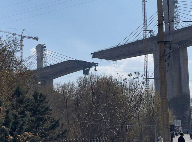 공습을 받아 상판 일부가무너져 내린 이란의 교량. 소셜미디어 X 캡처