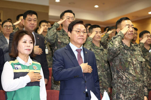 박완수 지사가 3일 예비군의 날 기념식에서 국민의례를 하고 있다. 경남도 제공