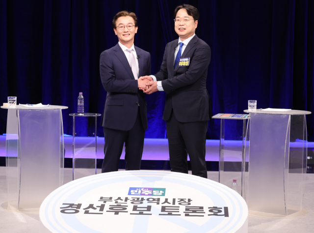 더불어민주당 부산시장 선거 후보자 경선 TV 토론회에 참석한 전재수, 이재성 후보가 3일 부산 해운대구 KNN에서 토론에 앞서 포즈를 취하고 있다. 연합뉴스