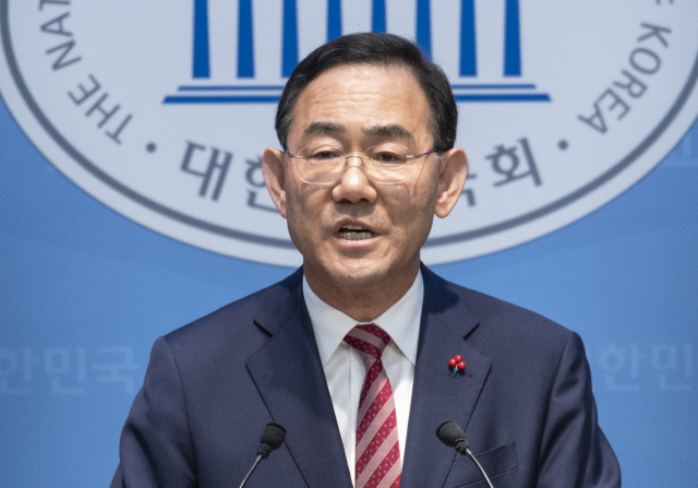 국민의힘 대구시장 후보 경선에서 '컷오프'된 주호영 국회부의장이 3월 26일 국회 소통관에서 기자회견을 하고 있다. 주 부의장은 이날 서울남부지법에 대구시장 후보 탈락에 대한 효력 정지 가처분 신청을 했다. 연합뉴스