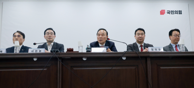 국민의힘 공천관리위원장인 박덕흠 의원이 2일 서울 영등포구 여의도 중앙당사에서 열린 공관위 첫 회의에서 발언하고 있다. 연합뉴스