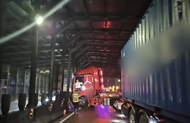 3일 오후 11시 29분께 부산 동서고가도로에서 화물 트레일러가 중앙분리대를 들이받았다. 부산경찰청 제공