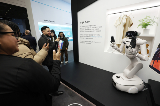 지난달 11일 서울 강남구 코엑스에서 열린 배터리 산업 전문 전시회 '인터배터리 2026'에서 외국인 참관객들이 LG에너지솔루션 부스를 둘러보고 있다. 연합뉴스