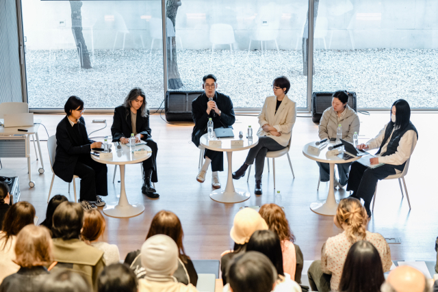 4월 4일 오후 부산 수영구 도모헌 다할 강연장에서 2026부산비엔날레 ‘큐레토리얼 포럼: 행성적 시선, 다층의 지역’ 행사가 열리고 있다. 사진은 자유 토론 모습. 부산비엔날레조직위원회 제공
