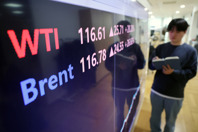 지난달 9일 종로구 연합인포맥스에 설치된 모니터에 브렌트유와 서부텍사스산원유(WTI) 가격이 표시돼 있다. 연합뉴스