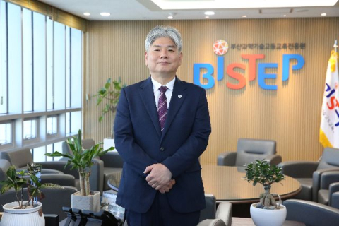김영부 부산과학기술고등교육진흥원장. 부산일보DB