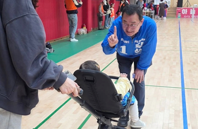 6·3 통영시장 선거 더불어민주당 강석주 후보가 주말을 맞아 지역 곳곳을 돌며 유권자들과 만나고 있다. 부산일보DB