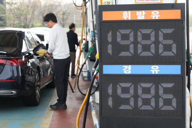 중동 전쟁 여파로 국내 주유소 휘발유와 경유 가격이 연일 상승세를 보이고 있는 5일 서울의 한 주유소에서 운전자들이 주유를 하고 있다. 유가정보시스템 오피넷에 따르면 이날 오전 9시 기준 전국 주유소 평균 휘발윳값은 L당 1천946.42을 기록했다. 같은 시각 경유 가격은 1천937.19원. 연합뉴스