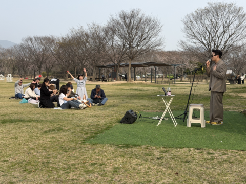 부산 봄 피크닉 상품에 참가한 대만 관광객 모습.