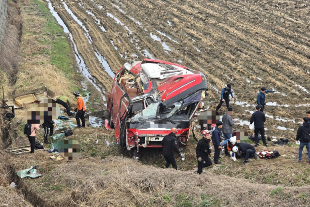 1일 오전 7시 42분께 충북 음성군 원남면의 한 도로에서 회사로 향하던 45인승 통근버스가 승용차와 부딪친 뒤 도로 아래 논으로 굴러떨어졌다. 연합뉴스