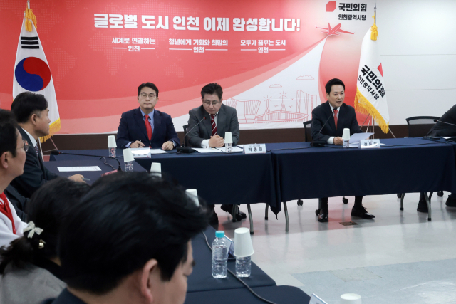 더불어민주당 조승래 사무총장이 5일 국회에서 6.3 지방선거 슬로건과 홍보캠페인을 발표하고 있다(위). 국민의힘 장동혁 대표가 6일 인천시당에서 열린 현장 최고위원회의에서 발언하고 있다. 연합뉴스