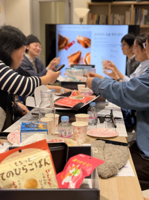 지난달 30일 에브리싱글 골프앤라이프에서 재팬레일클럽의 ‘오미야게 과자 상자’ 언박싱 행사가 열리고 있다.