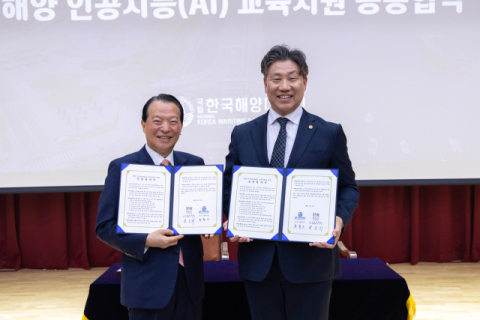 (왼쪽부터) 조오기 사무국장과 류동근 총장이 기념사진을 촬영하고 있다.