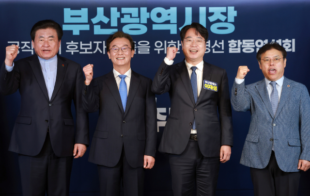 더불어민주당 전재수(왼쪽 두번째), 이재성(오른쪽 두번째) 부산시장 경선후보가 6일 서울 영등포구 여의도 중앙당사에서 열린 민주당 부산시장 본경선 합동연설회에 참석해 기념 촬영하고 있다. 왼쪽은 민주당 소병훈 중앙당 선거관리위원장, 오른쪽은 서정성 중앙당 선관위원. 연합뉴스