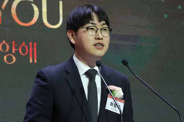 하정우 청와대 AI미래기획수석이 지난 2월 10일 서울 성북구 한국과학기술연구원에서 열린 'KIST 개원 60주년 기념식'에서 이재명 대통령 축사를 대독하고 있다. 연합뉴스