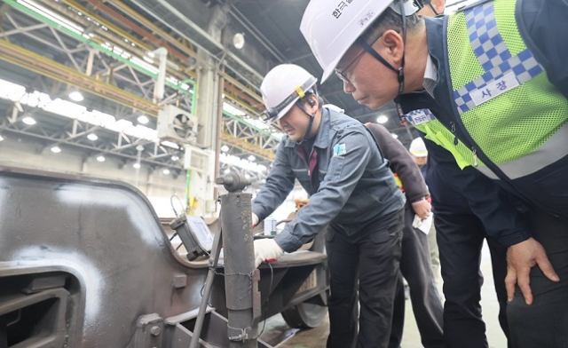 김태승 코레일 사장(오른쪽)이 6일 오후 대전철도차량정비단에서 무궁화호 열차 정밀안전진단 작업 현장을 점검하고 있다. 코레일 제공