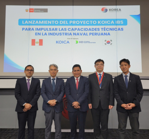 (왼쪽부터) 휴고 알프레도 까스따녜다(Hugo Alfredo Casta&ntilde;eda) 페루 생산부 정책 및 규제 분석 총국장, 최종욱 주 페루 대한민국 대사, 세자르 끼스뻬(C&eacute;sar Quispe) 페루 생산부 장관, 신상운 HD현대중공업 수석 매니저, 김영우 코이카 페루사무소 소장.