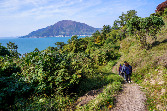 경남 남해군 대표 걷기 여행길인 ‘남해바래길’이 1000번째 완보자를 배출하며 상징적인 이정표를 세웠다. 남해군 제공