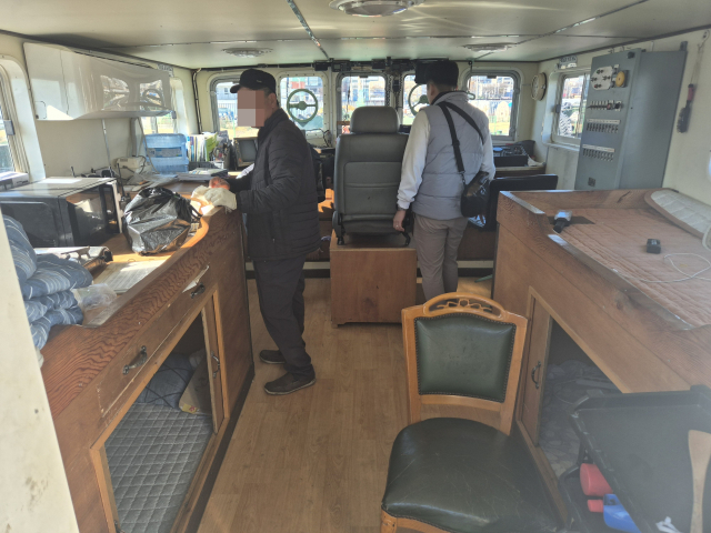 외국적 선박과 관공선에 들어갈 선박 연료를 납품하는 과정에서 출하 전표 등을 위조해 무자료 기름, 이른바 ‘뒷기름’을 판매한 일당이 해경에 붙잡혔다. 부산해양경찰서 제공