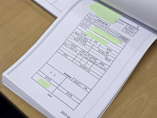 외국적 선박과 관공선에 들어갈 선박 연료를 납품하는 과정에서 출하 전표 등을 위조해 무자료 기름, 이른바 ‘뒷기름’을 판매한 일당이 해경에 붙잡혔다. 사진은 위조한 출하전표 등 해경이 압수한 물품. 김재량 기자 ryang@
