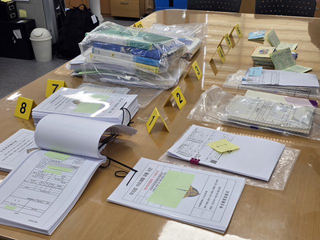 외국적 선박과 관공선에 들어갈 선박 연료를 납품하는 과정에서 출하 전표 등을 위조해 무자료 기름, 이른바 ‘뒷기름’을 판매한 일당이 해경에 붙잡혔다. 사진은 위조한 출하전표 등 해경이 압수한 물품. 김재량 기자 ryang@