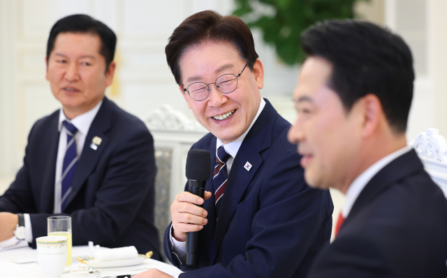 이재명 대통령이 7일 청와대에서 열린 여야정 민생경제 협의체 회담에서 발언하고 있다. 왼쪽부터 더불어민주당 정청래 대표, 이 대통령, 국민의힘 장동혁 대표. 연합뉴스