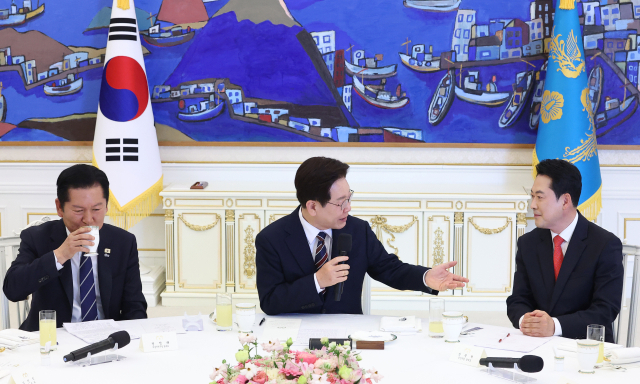 이재명 대통령이 7일 청와대에서 열린 여야정 민생경제 협의체 회담에서 발언하고 있다. 왼쪽부터 더불어민주당 정청래 대표, 이 대통령, 국민의힘 장동혁 대표. 연합뉴스