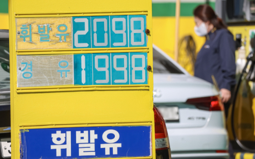 기름값이 연일 상승 곡선을 그리는 가운데 7일 부산의 한 주유소에 휘발유 가격이 L당 2098원으로 표시되어 있다. 김종진 기자 kjj1761@