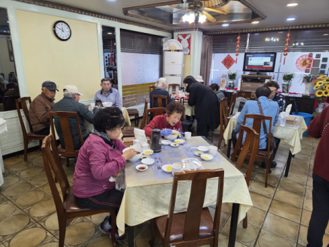 중구 보수동 청봉회, 어르신 행복한 점심 나눔 행사 개최