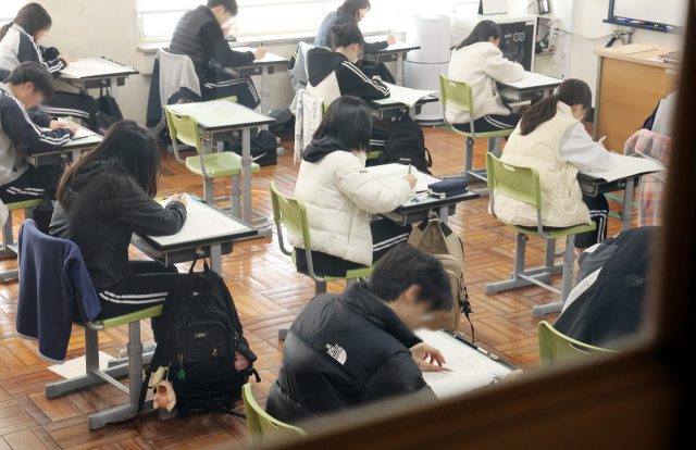 2027학년도 대학수험능력시험에서 확률과 통계를 선택하는 학생이 늘어날 것으로 보인다. 지난 3월 전국연합학력평가가 진행되는 모습. 정종회 기자 jjh@