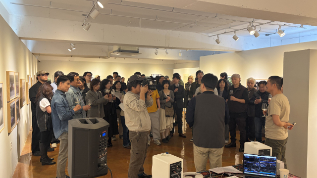 지난달 28일 오후 부산 금정구 스페이스 이신에서 열린 양승우 사진전 '신조선'(辛朝鮮) 개막식 모습. 김은영 기자 key66@