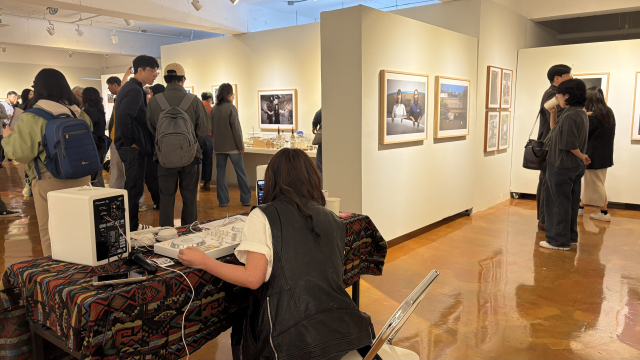 부산 금정구 스페이스 이신에서 열리고 있는 양승우 사진전 '신조선'(辛朝鮮) 개막식 디제잉과 관람객 모습. 김은영 기자 key66@