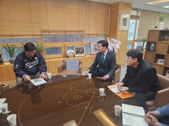 허구연(왼쪽) 한국야구위원회(KBO) 총재와 안병구 밀양시장이 지난 6일 프로야구 2군 경기 유치를 위한 인프라 개선 방안을 논의했다. 밀양시 제공