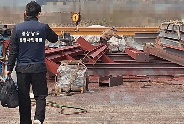 경남도 특사경이 불법 미세먼지 배출 업체를 단속하고 있다. 경남도 제공