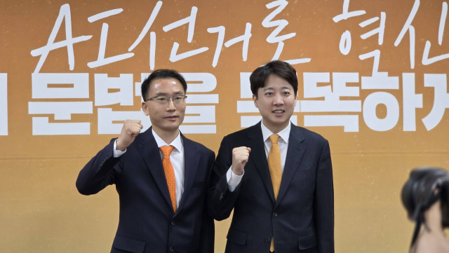 강명상(왼쪽) 전 국민의힘 경남도당 부위원장이 지난 6일 개혁신당 인재영입 발표 이후 이준석 당 대표와 기념 사진을 찍고 있다. 강명상 제공